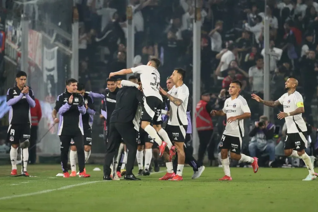 El plantel albo festejó con Jorge Almirón el cuarto gol ante Unión Española | Foto: Photosport