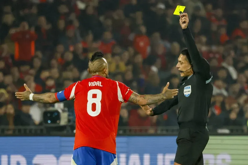 Vidal se lamenta por la amarilla ante Argentina. Imagen: Andres Pina/Photosport