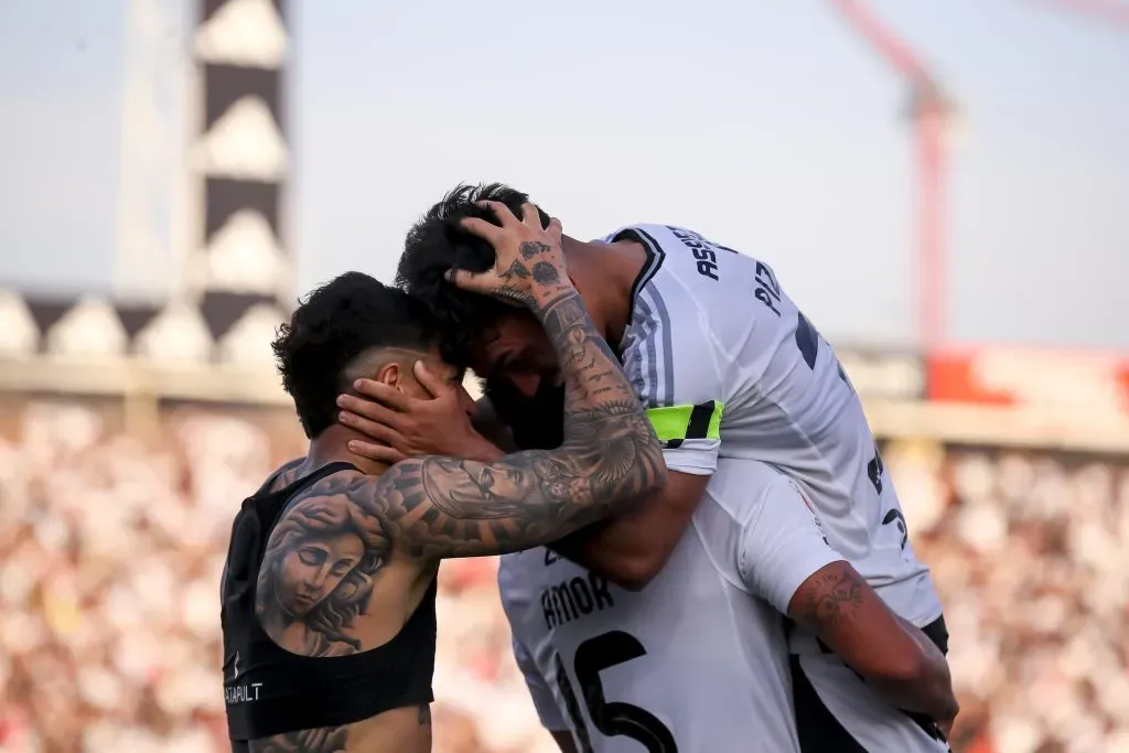 Emiliano Amor festeja con Vicente Pizarro su gol con Colo Colo