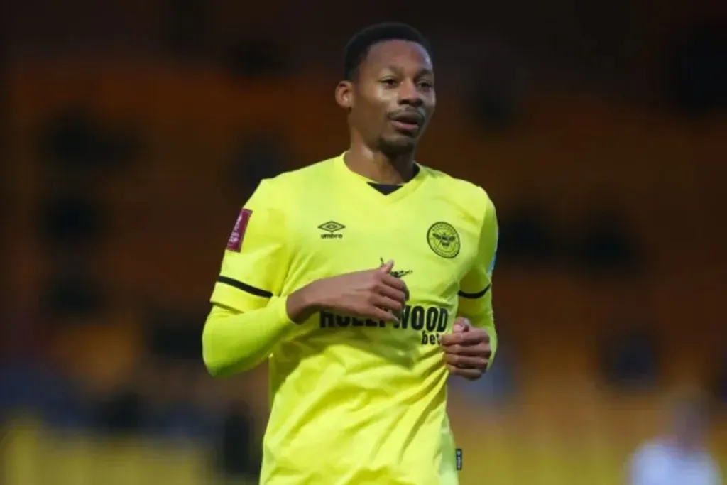 Ethan Pinnock con el  Brentford / Getty