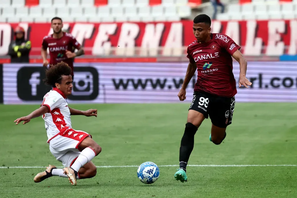 Mehdi Dorval of Bari competes for the ball with Rigoberto Rivas of Reggina during Serie B match. (Photo by Maurizio Lagana/Getty Images)