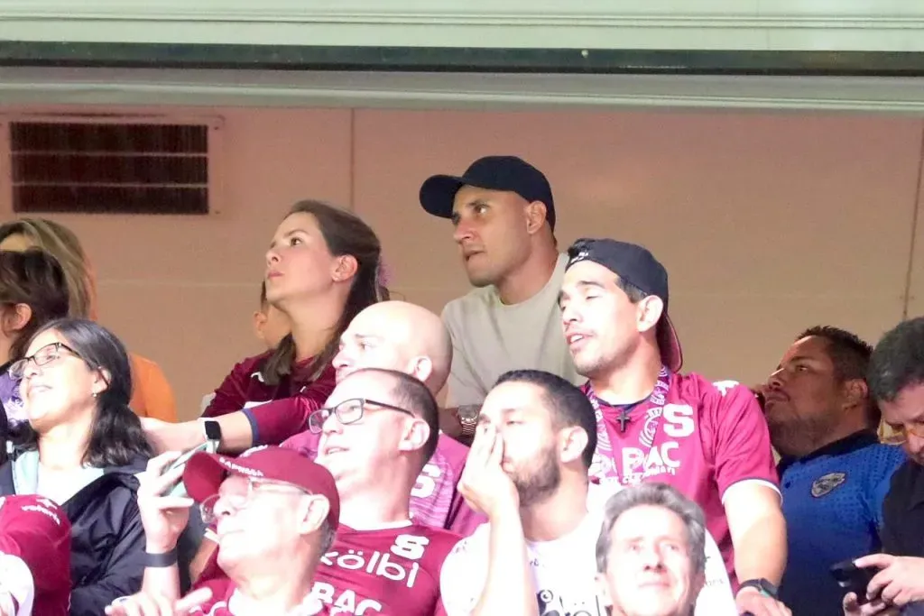 Keylor Navas fue a ver al Saprissa en la pasada final.