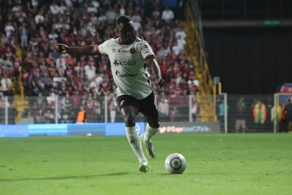 Joel Campbell ante el Saprissa