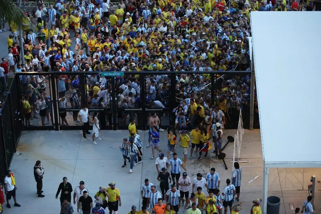 MIAMI GARDENS, FLORIDA – JULY 14: Large crowds of fans try to enter the stadium amid disturbances prior the CONMEBOL Copa America 2024 Final match between Argentina and Colombia at Hard Rock Stadium on July 14, 2024 in Miami Gardens, Florida. (Photo by Megan Briggs/Getty Images)