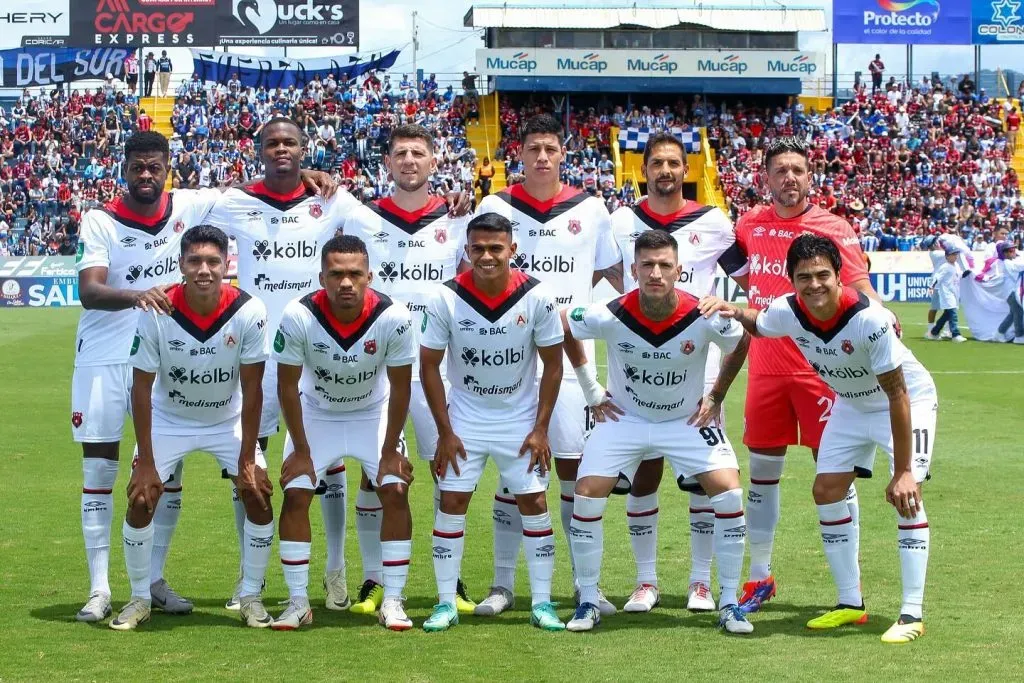 Larry Angulo volvió a ser titular en Alajuelense (Liga Deportiva Alajuelense).