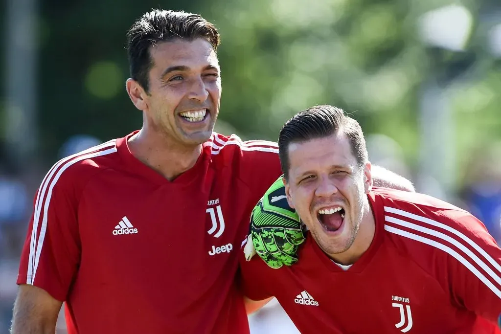 Buffon y Szczesny en sus días felices en la Juventus. (IMAGO)