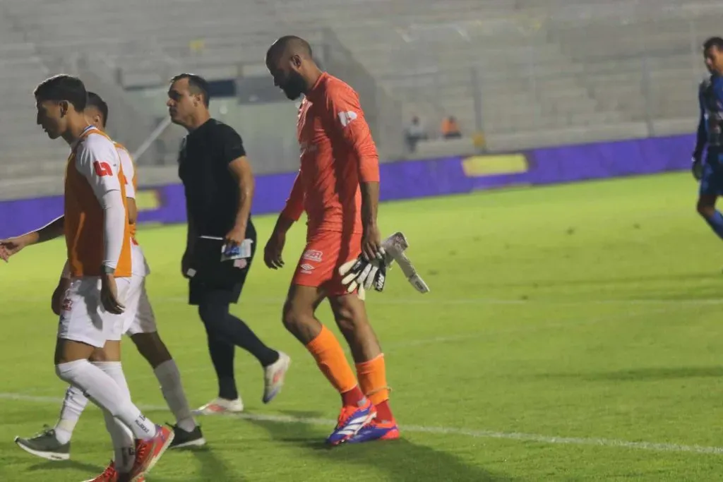 Edrick Menjívar saliió lesionado del partido contra Genésis en la última jornada.