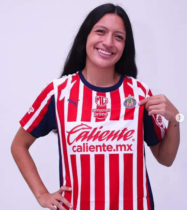 Samantha Archila con la camisola de las Chivas.
