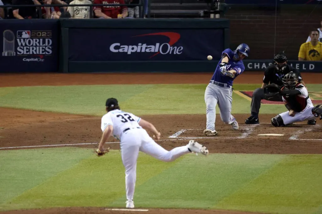 Corey Seager ante Brandon Pfaadt (Foto: Getty Images)