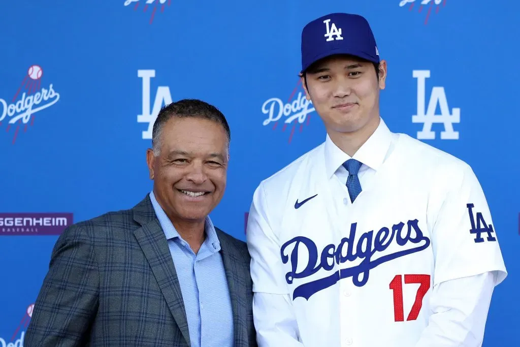 Dave Roberts y Shohei Ohtani en la presentación oficial con Dodgers (Foto: Getty Images)