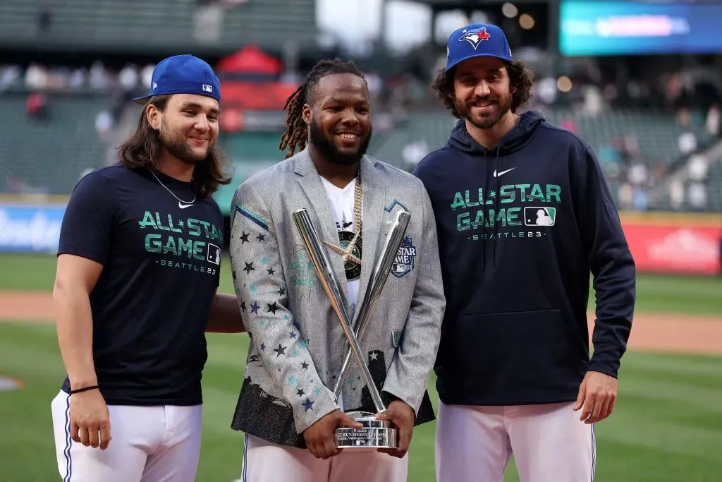 Vladimir Guerrero Jr. junto a Bo Bichette (izquierda) y Jordan Romano (derecha) tras ganar el Home Run Derby 2023 (Getty Images)