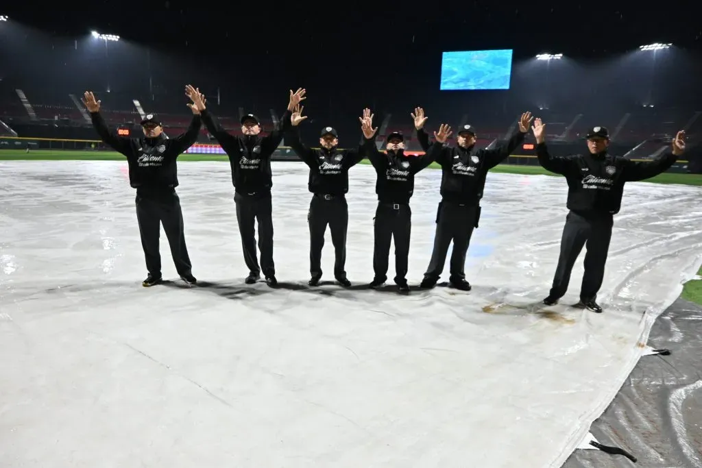 La sexteta de umpires decretando el juego entre Pericos y Diablos pospuesto debido a las inclemencias del clima en el 1er playoff | 5 de agosto 2024, Estadio Alfredo Harp Helú (Cortesía)