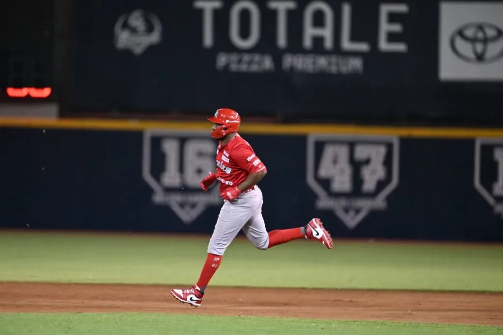 José Pirela en su recorrido tras dar su segundo HR del juego ante Guerreros | Juego 4 Final Zona Sur 2024 (Cortesía)