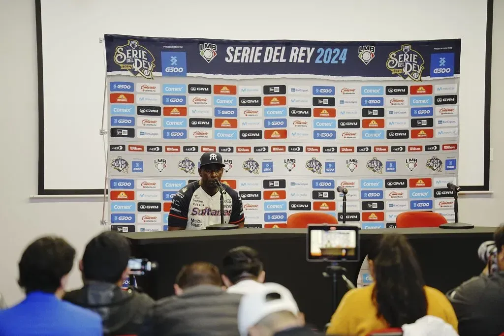 Roberto Kelly en conferencia de prensa tras el juego 2 de la Serie del Rey 2024 | Estadio Alfredo Harp Helú (Cortesía)