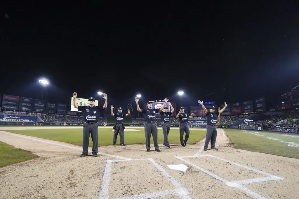 Cuerpo de umpires haciendo oficial la suspensión por lluvia del juego 3 de la Serie del Rey | 7 de septiembre 2024, Estadio Mobil Súper (Cortesía)