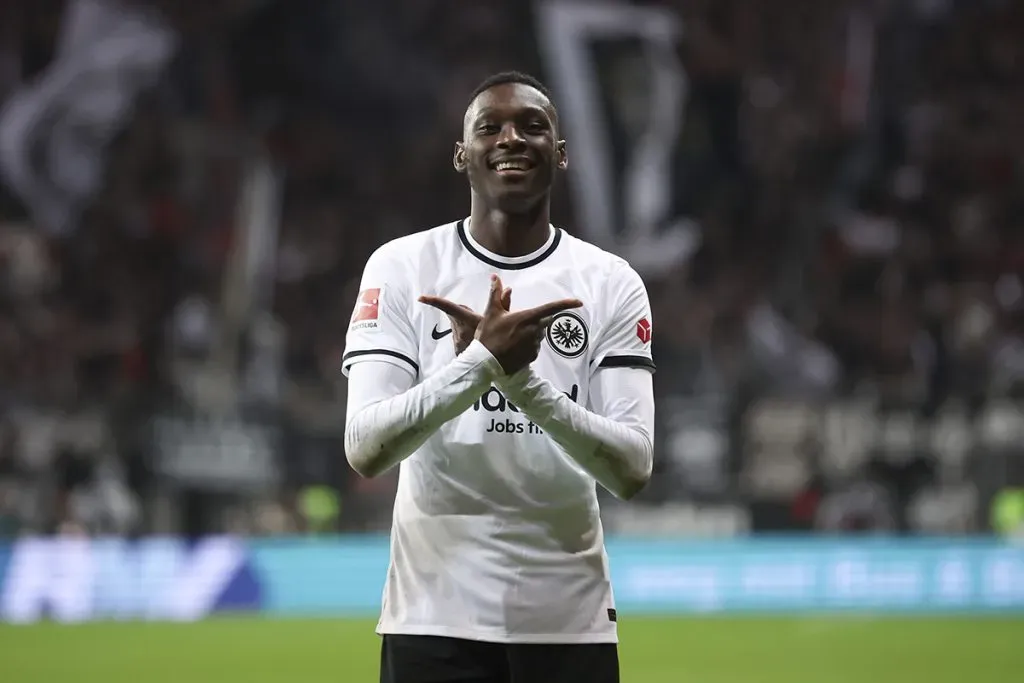 Randal Kolo Muani es líder de asistidores en la Bundesliga.