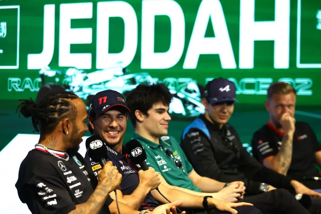 Checo en conferencia de prensa junto a sus rivales (Getty Images)