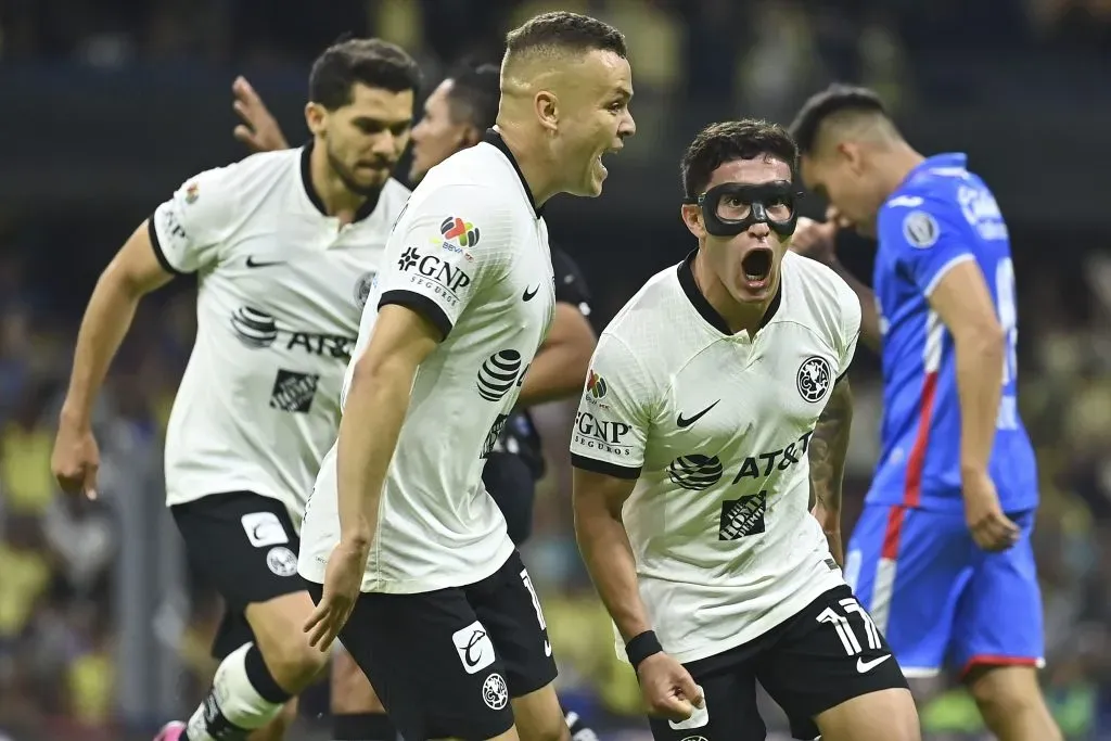 Ciudad de México, 15 de abril de 2023. Alejandro Zendejas en festejo de gol, durante el partido de la jornada 15 del torneo Clausura 2023 de la Liga BBVA MX, entre la Máquina Celeste del Cruz Azul y las Águilas del América, celebrado en el estadio Azteca. 
Foto: Imago7/ Etzel Espinosa