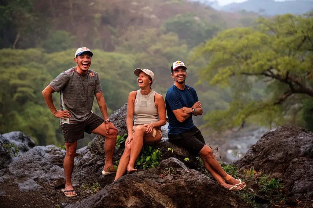 Jonathan Paredes de Mexico, Rhiannan Iffland de Australia y Orlando Duque de Colombia posan para la foto luego de sus clavados en la Catarata Los Amates, en guatemala. (Red Bull)