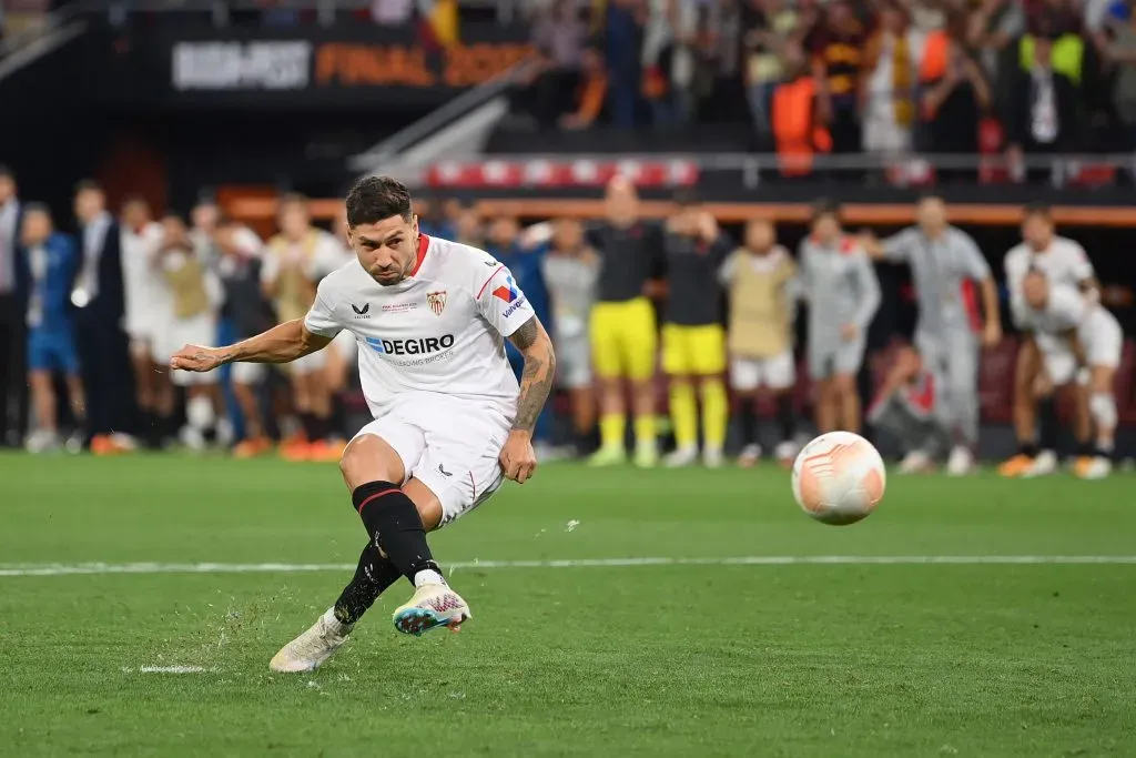 Gonzalo Montiel volvió a ser clave para conseguir la Europa League (Photo by Justin Setterfield/Getty Images)