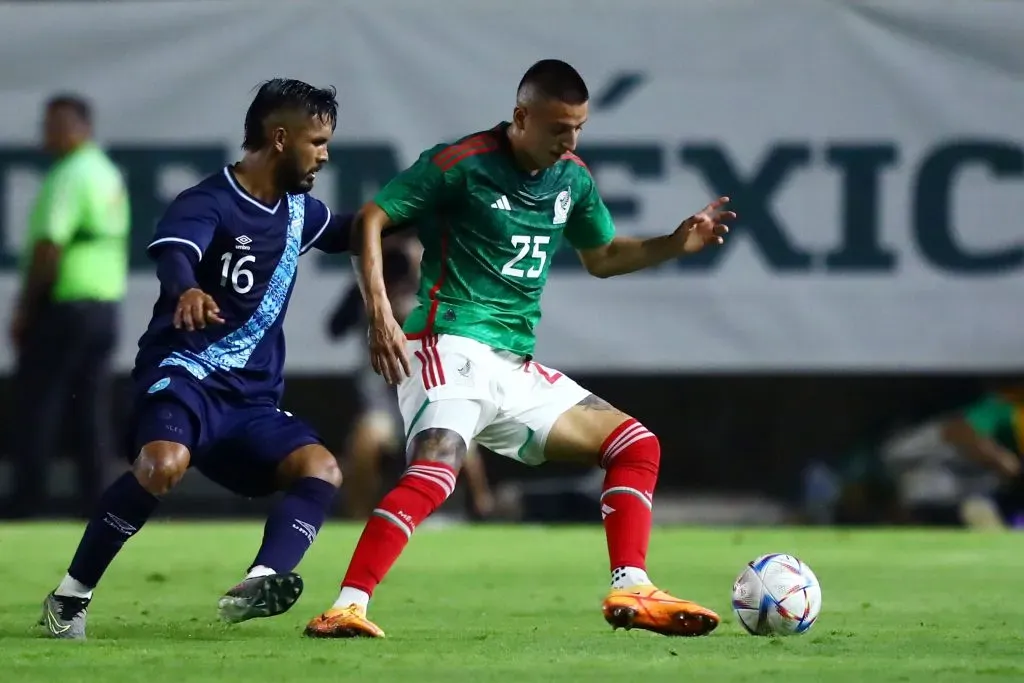 Roberto Alvarado de Mexico y Alfredo Morales de Guatemala peleando el balón durante el amistoso de hace pocos días (Getty)