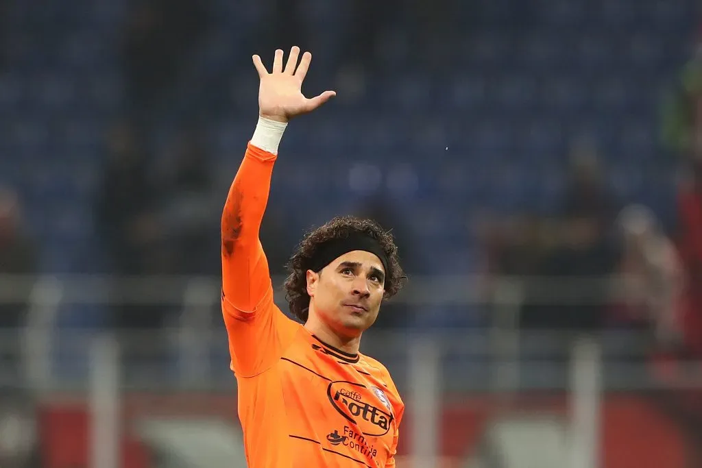 Guillermo Ochoa se llevó los aplausos de la afición mexicana tras su comportamiento con el aficionado que invadió la cancha (Getty)