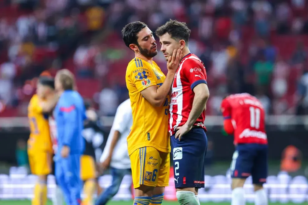 Juan Vigón de Tigres consuela a Alan Mozo del Chivas luego de la final del Clausura 2023 (Getty)