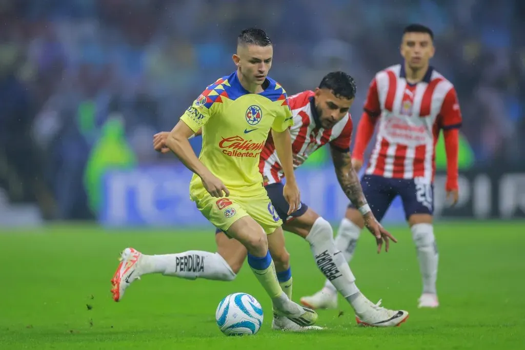 MEXICO CITY, MEXICO – SEPTEMBER 16: Alvaro Fidalgo of America battles for possession with Alexis Vega of Chivas during the 8th round match between America and Chivas as part of the Torneo Apertura 2023 Liga MX at Azteca Stadium on September 16, 2023 in Mexico City, Mexico. (Photo by Hector Vivas/Getty Images)