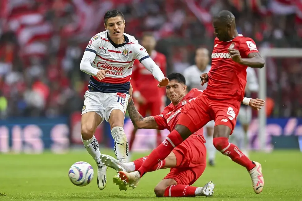 Ronaldo Cisneros y Andrés Mosquera  durante el partido de la jornada 10 del torneo Apertura 2023.  Foto: Imago7