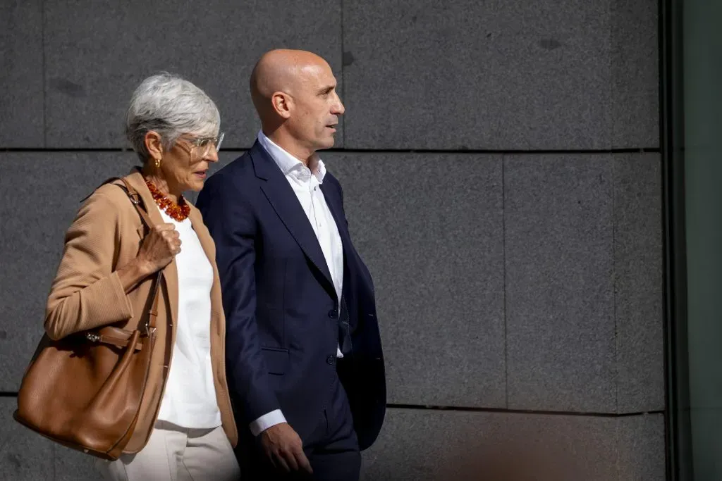 Luis Rubiales arribando a la corte junto a su abogada Olga Tabau (Getty)