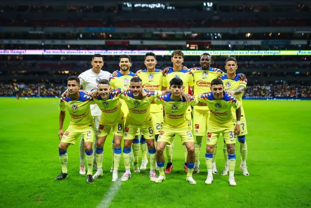 MEXICO CITY, MEXICO – SEPTEMBER 30: Players of America, pose for the group photo prior the 10th round match between America and Pumas UNAM as part of the Torneo Apertura 2023 Liga MX at Azteca Stadium on September 30, 2023 in Mexico City, Mexico. (Photo by Manuel Velasquez/Getty Images)