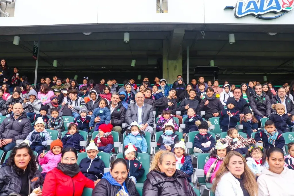 Rodríguez y Arriola convivieron con niñas y niños del programa de vinculación del club.