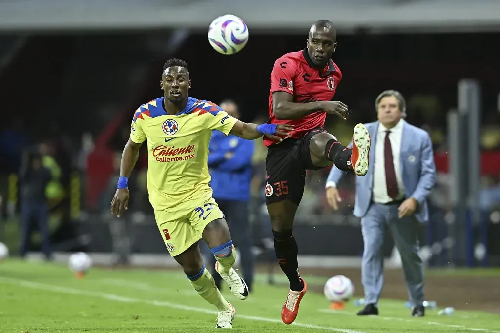 Julián Quiñones y Kevin Balanta durante el partido de la jornada 16 del torneo Apertura 2023. Foto: Imago7