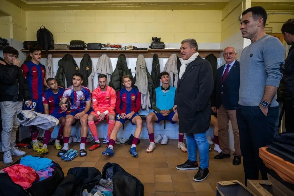 Laporta acompañado en el vestidor por Rafa Márquez. Foto: Barcelona