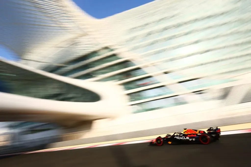 Sergio Checo Pérez manejando el Oracle Red Bull Racing RB19. Foto: Getty Images