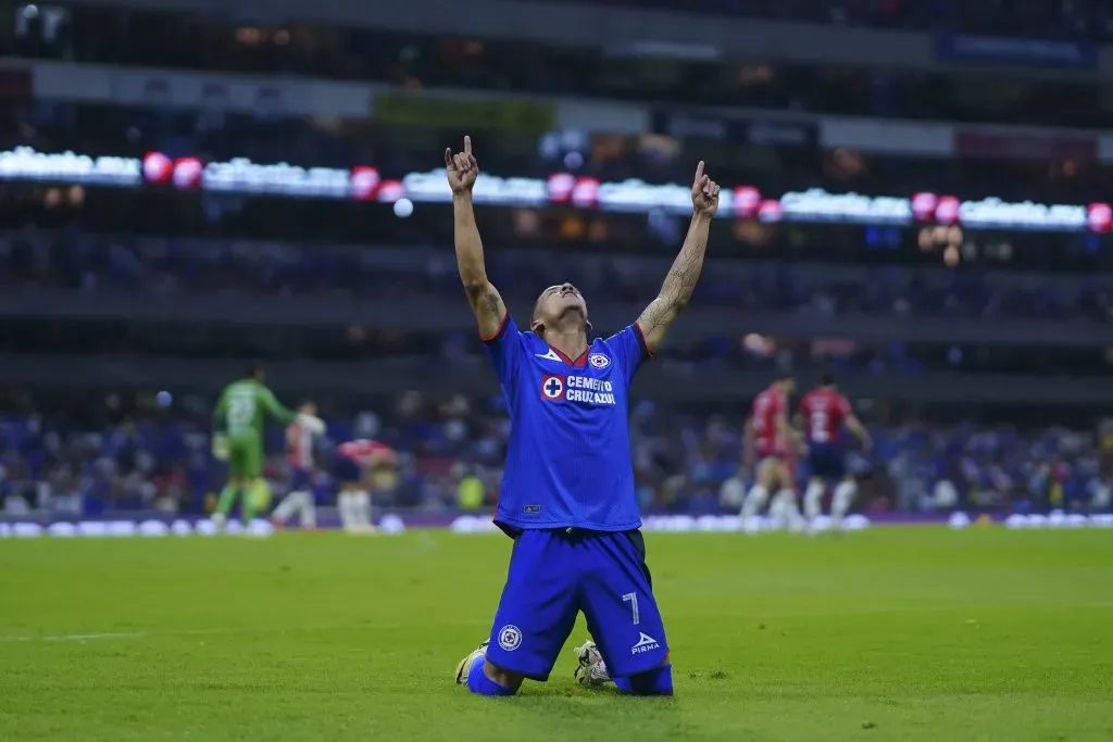 Uriel Antuna en festejo de gol de Cruz Azul ante Chivas. Foto: Imago7