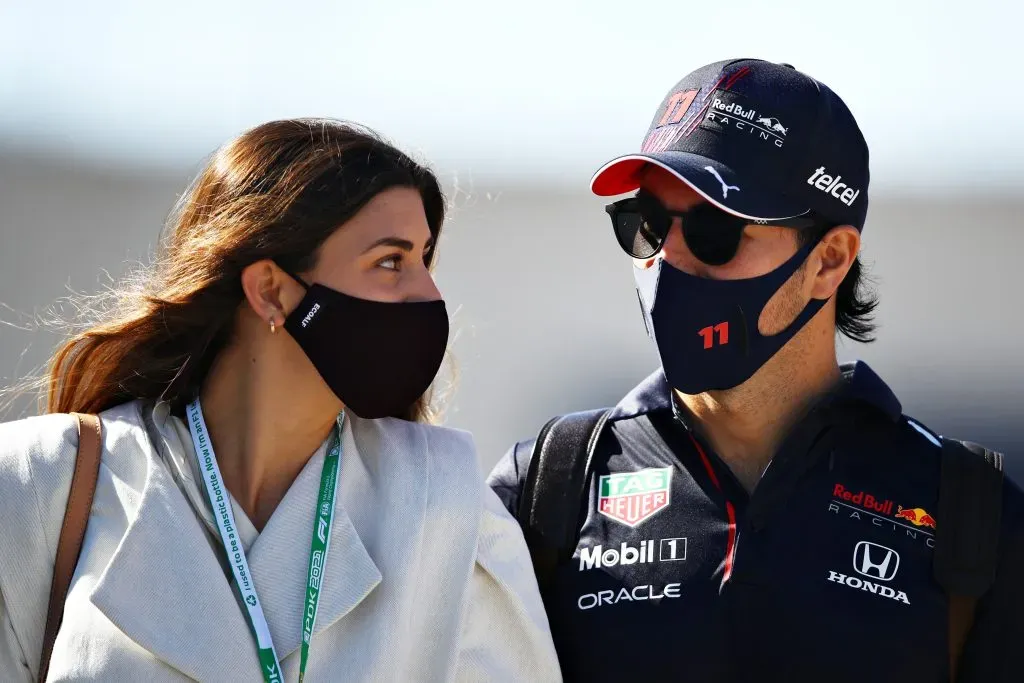 Checo Pérez abraza a su esposa, Carola Martínez. Foto: Getty Images