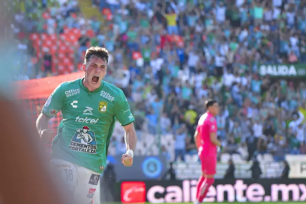Federico Viñas en festejo de gol, durante el partido ante Rayados en la Liga MX