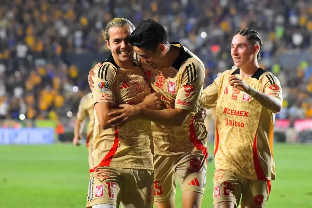Jugadores de Tigres celebran tras conseguir su boleto a la Liguilla