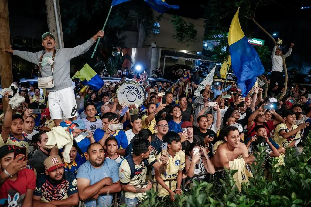 La afición azulcrema se hizo sentir con cánticos, banderas y bengalas. | Foto: Club América