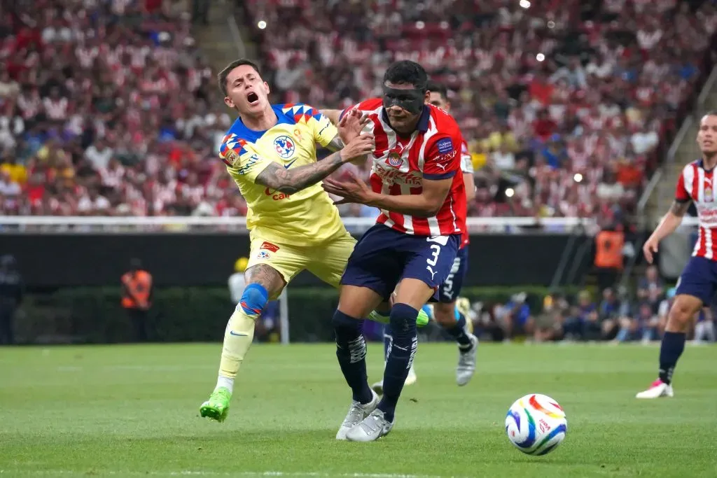 Brian Rodríguez y Gilberto Sepúlveda, durante el partido de ida de la Semifinal del torneo Clausura 2024