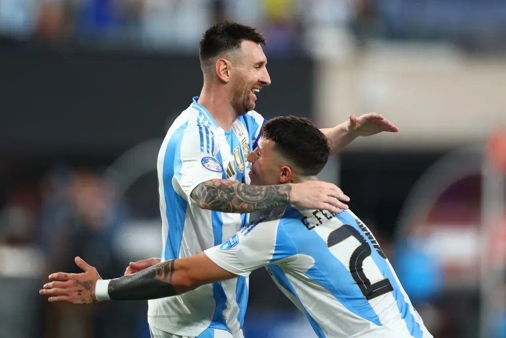 Lionel Messi celebra con Enzo Fernández. Foto: Getty Images