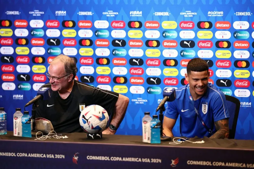 Marcelo Bielsa y Maximiliano Araujo. | Foto: Getty Images