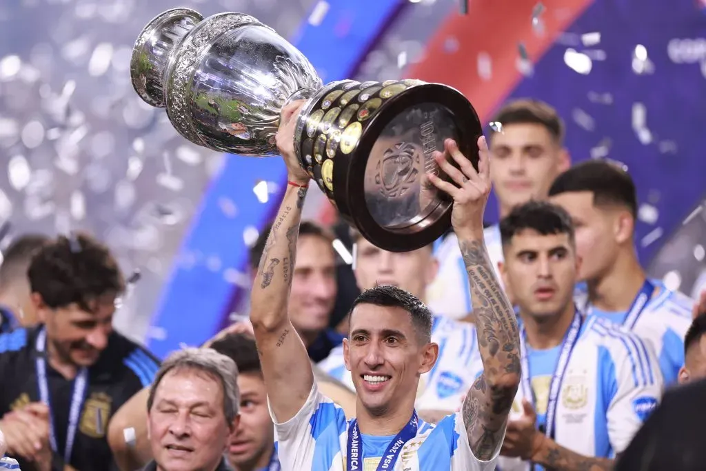 Angel Di Maria levanta el trofeo de la Copa América. | Foto: Getty Images