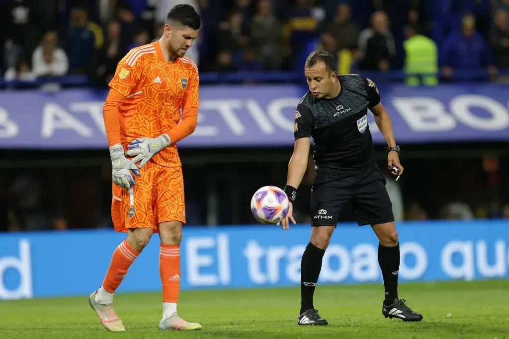 Herrera estuvo al frente del último superclásico donde Aliendro sufrió la grave lesión en su mandibula por un rodillazo de Alan Varela. (Foto: Getty).