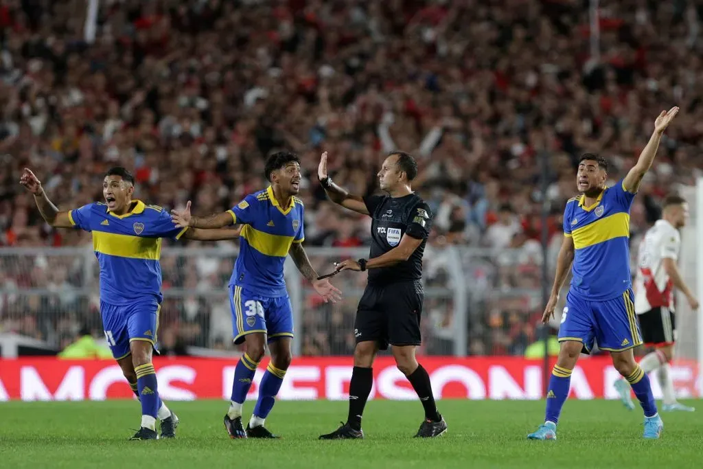 Darío Herrera impartió justicia en el último superclásico, disputado en el Monumental el pasado 7 de mayo. (Foto: Getty).