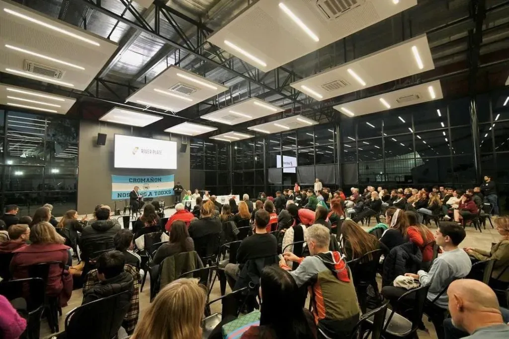 Una multitud en el primer Foro de Salud Mental realizado en el SUM de River.