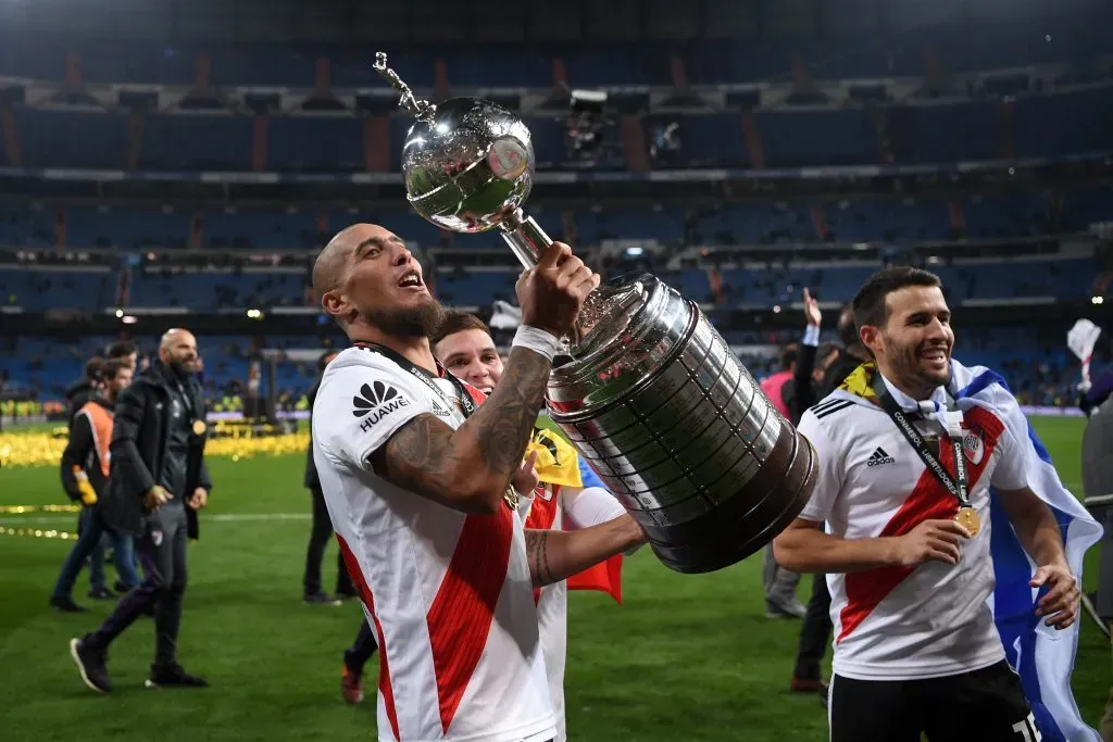 Joni levanta la copa más deseada ante los ojos del mundo. Foto: Getty