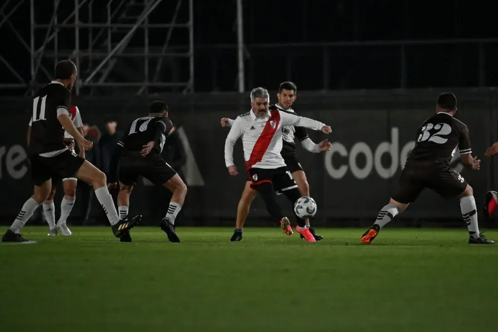 El 10, rodeado de rivales. (Foto @RiverClub1901).