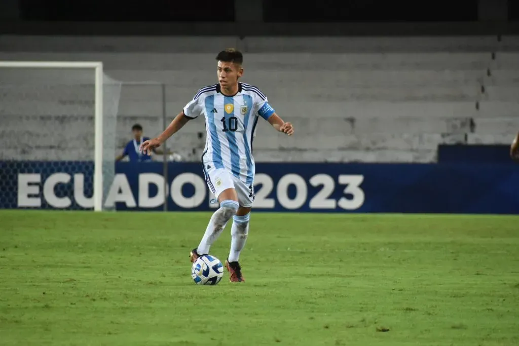 Claudio Echeverri con la Selección Argentina. (Foto: @argentina).